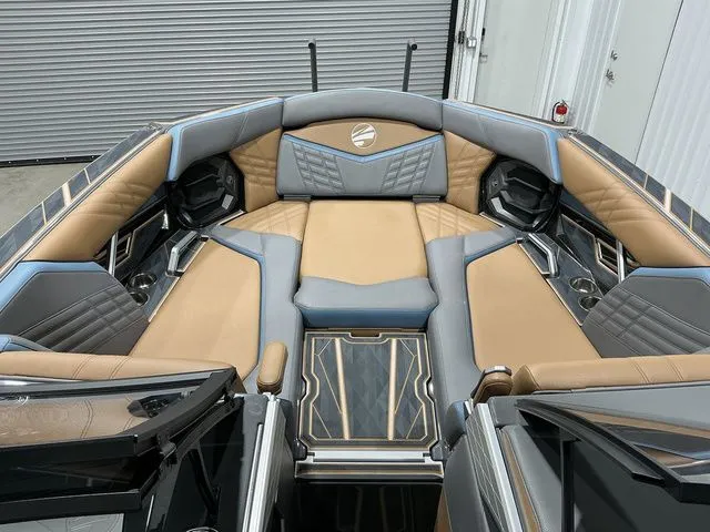 Slide: The Image of Tigé Ultré 25ZX 2025 - 12