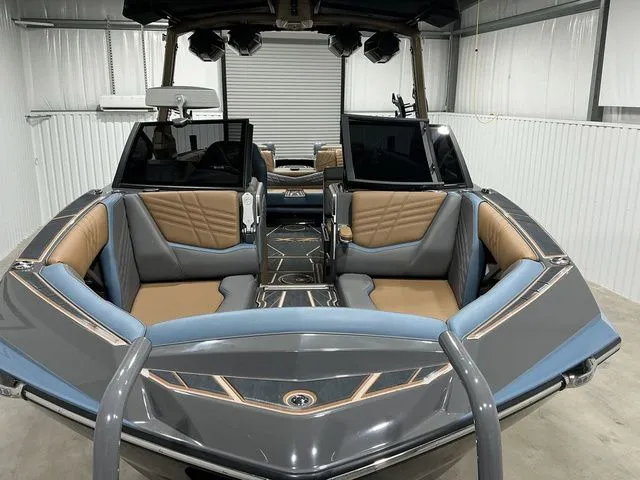 Slide: The Image of Tigé Ultré 25ZX 2025 - 8