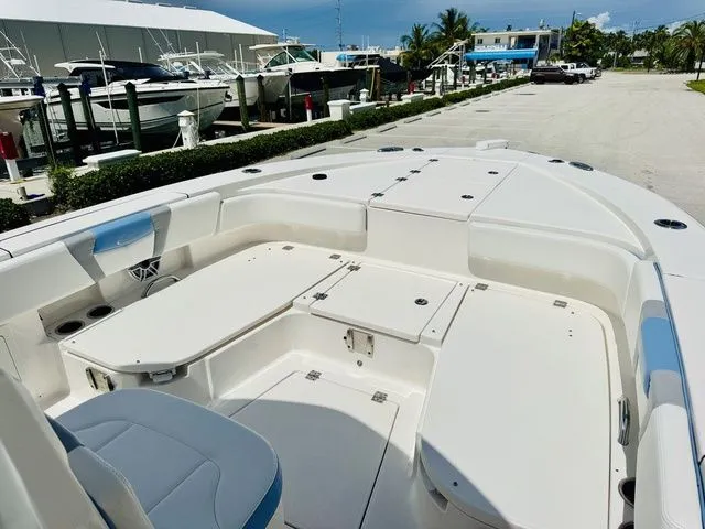 Slide: The Image of Robalo 266 Cayman 2023 - 14
