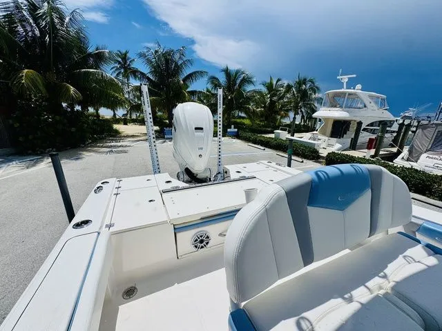 Slide: The Image of Robalo 266 Cayman 2023 - 6