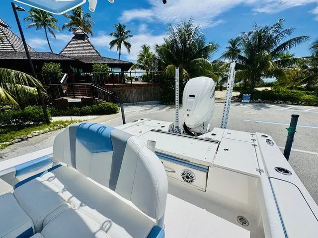 Slide: The Image of Robalo 266 Cayman 2023 - 7