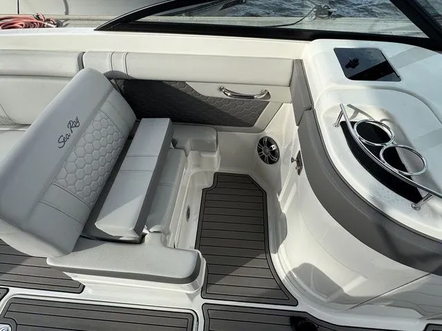 Slide: The Image of Sea Ray SDX 270 Outboard 2023 - 19