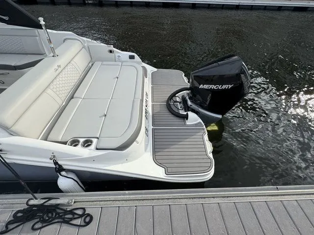 Slide: The Image of Sea Ray SDX 270 Outboard 2023 - 29