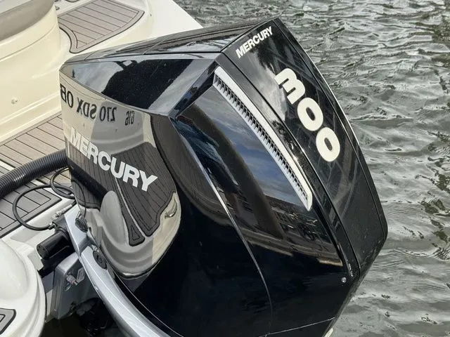 Slide: The Image of Sea Ray SDX 270 Outboard 2023 - 30
