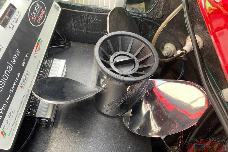 Slide: The Image of 2020 Ranger Z520L boat propeller and battery charger setup. - 112