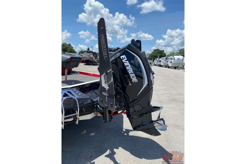 Slide: The Image of 2020 Ranger Z520L boat with Evinrude outboard motor in parking lot. - 35