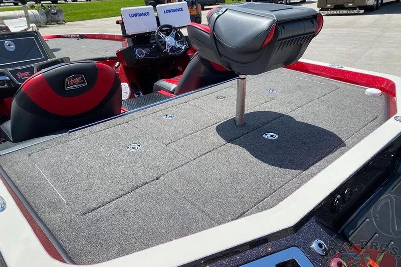Slide: The Image of 2020 Ranger Z520L boat interior with carpeted deck and seating. - 36