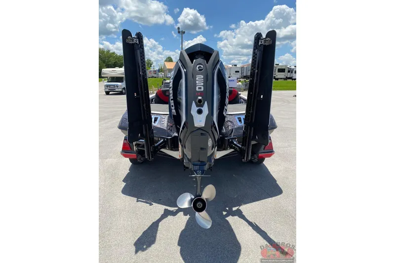 Slide: The Image of 2020 Ranger Z520L boat rear view with motor and propeller under sunny sky. - 39