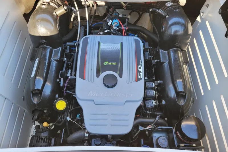 Slide: The Image of 2013 Sea Ray 210 SLX MerCruiser 5.0 MPI engine, detailed view. - 14