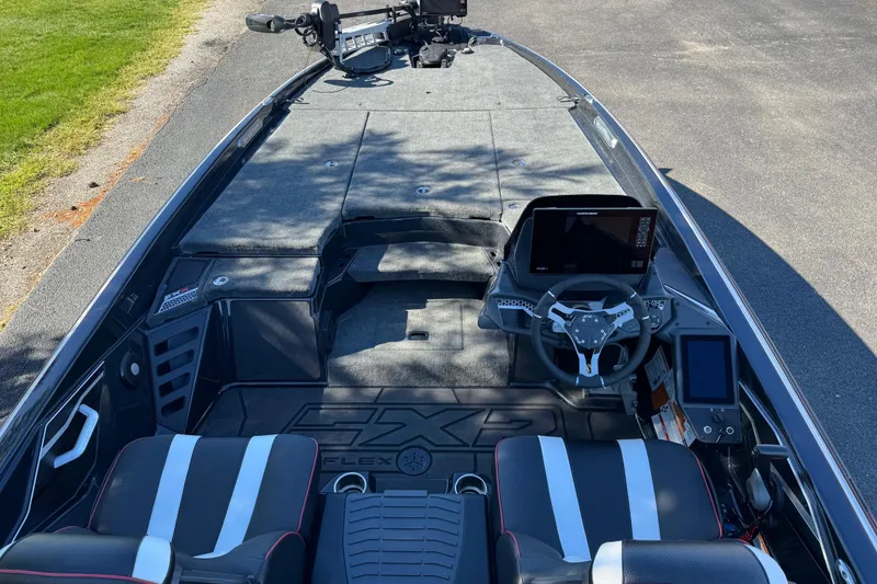 Slide: The Image of 2026 Skeee FXR 21 Flex boat interior with advanced dashboard and seating. - 7