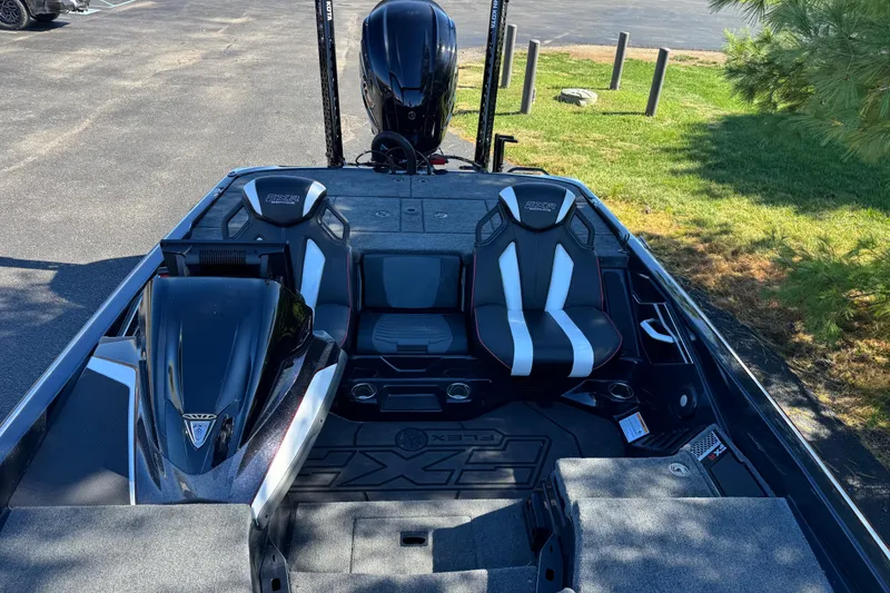 Slide: The Image of 2026 Skeee FXR 21 Flex boat interior with dual seats and sleek design. - 8