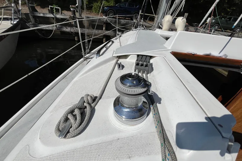 Slide: The Image of Deck of 1994 Hunter 29.5 sailboat with winch and ropes. - 10