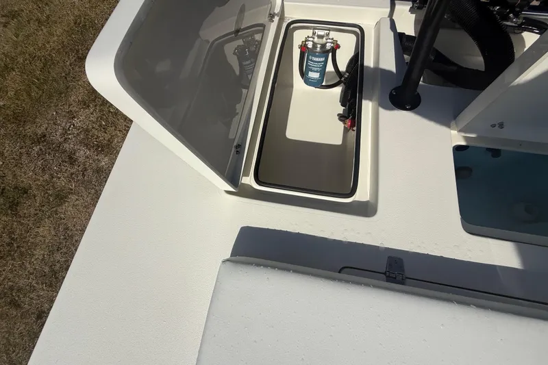 Slide: The Image of Hewes 18 Redfisher 2026 boat deck with open hatch and Yamaha filter. - 25