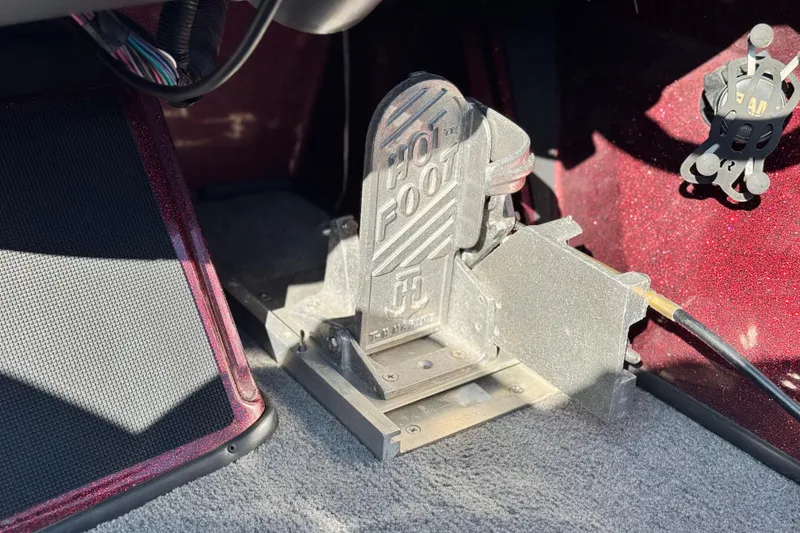 Slide: The Image of Throttle pedal in a 2019 Nitro Z21 boat, featuring "Hot Foot" branding. - 23