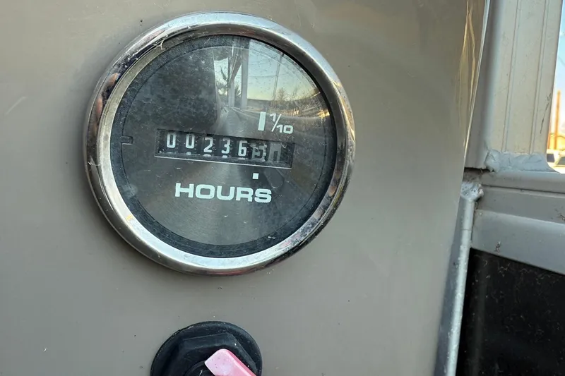 Slide: The Image of Hour meter on 2020 Sun Tracker Fishin' Barge 22 XP3 showing 236.5 hours. - 11