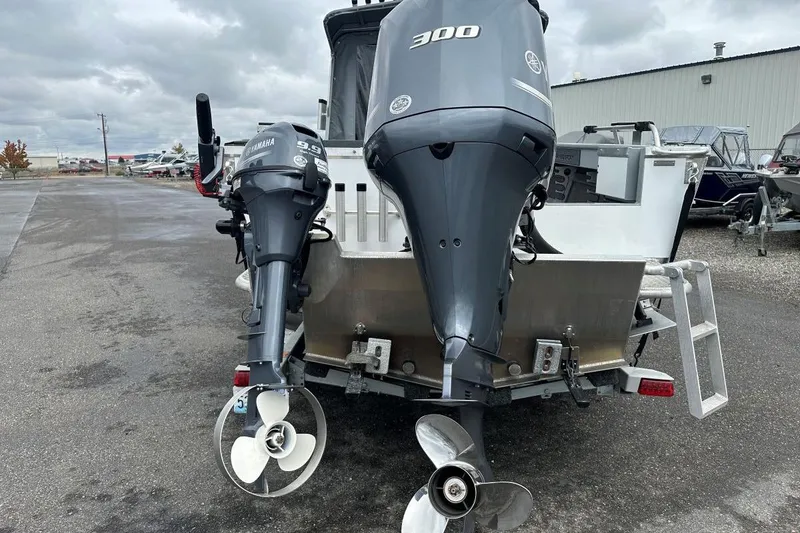 Slide: The Image of 2023 Hewescraft 240 Ocean Pro ET HT with dual Yamaha outboard motors. - 5