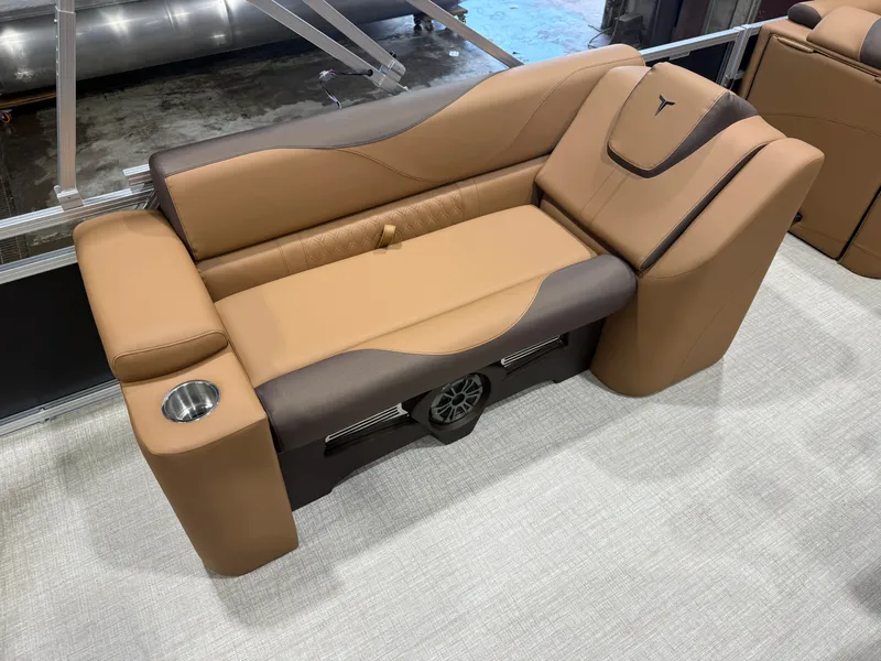 Slide: The Image of Tahoe LTZ 2385 Elite Cruise & Honda 4-Stroke EFI 2026 - 10