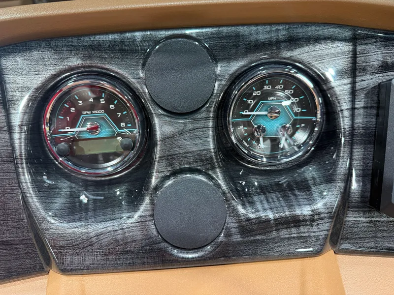 Slide: The Image of Tahoe LTZ 2385 Elite Cruise & Honda 4-Stroke EFI 2026 - 14