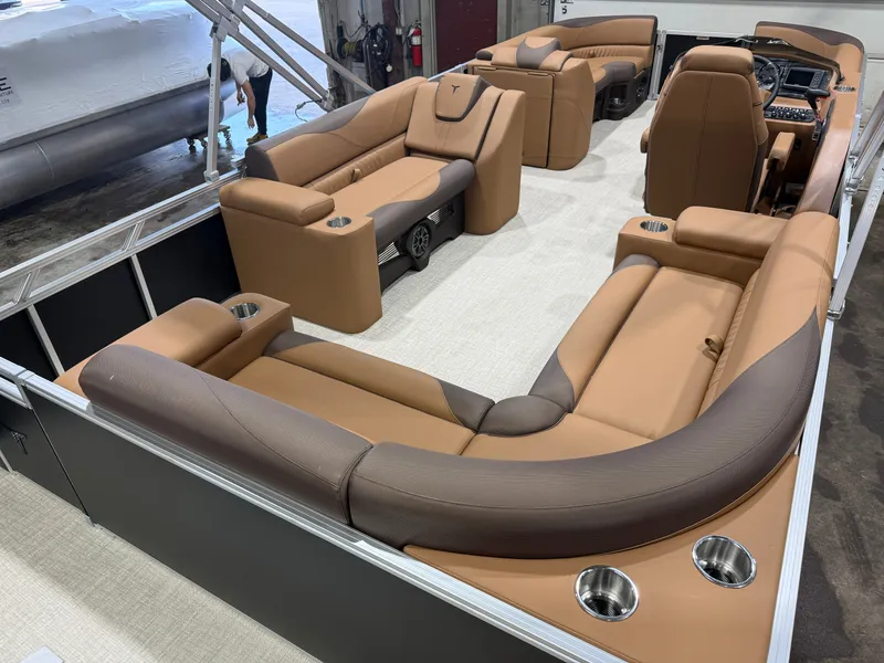 Slide: The Image of Tahoe LTZ 2385 Elite Cruise & Honda 4-Stroke EFI 2026 - 19