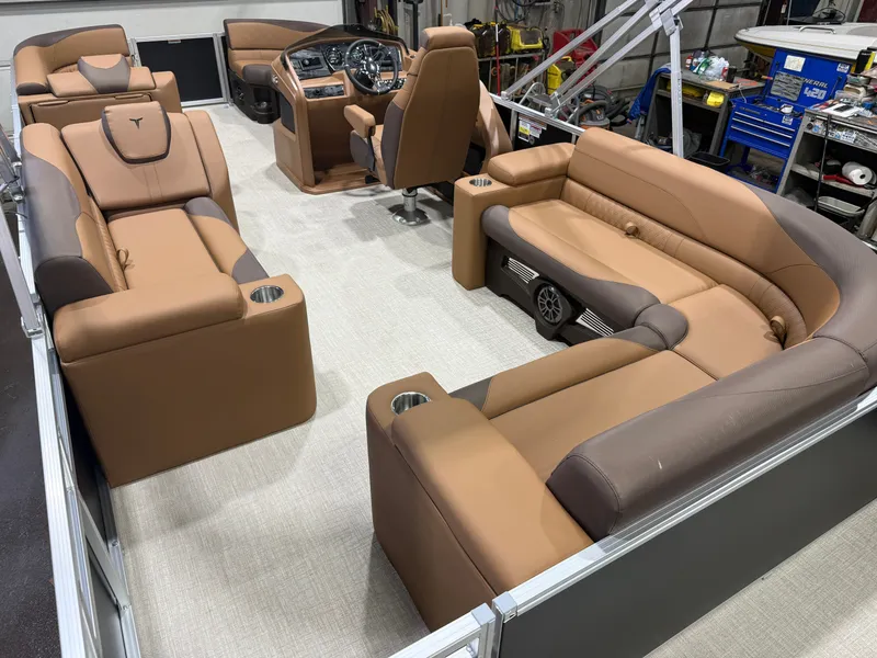 Slide: The Image of Tahoe LTZ 2385 Elite Cruise & Honda 4-Stroke EFI 2026 - 20