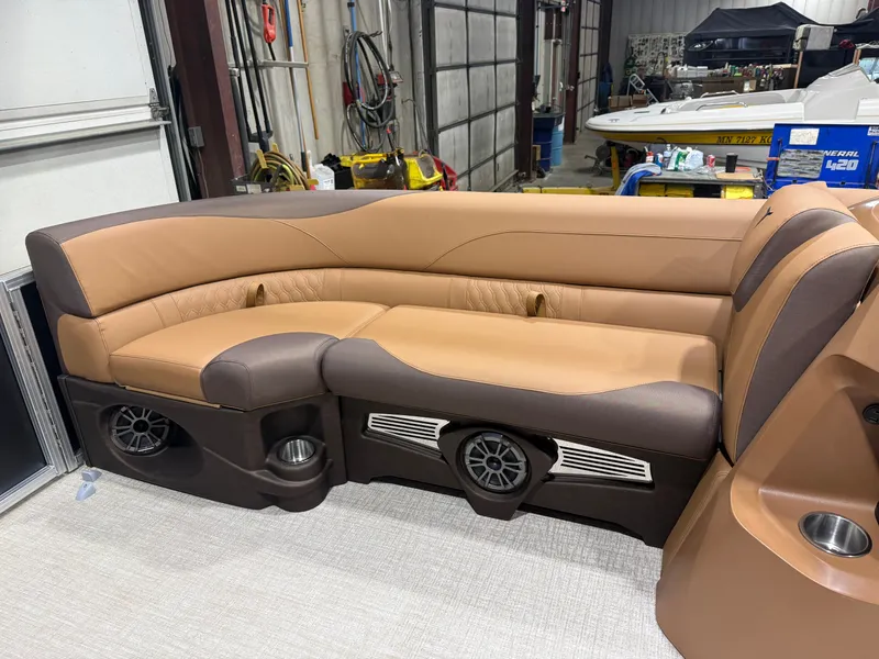 Slide: The Image of Tahoe LTZ 2385 Elite Cruise & Honda 4-Stroke EFI 2026 - 26