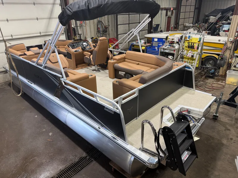 Slide: The Image of Tahoe LTZ 2385 Elite Cruise & Honda 4-Stroke EFI 2026 - 39