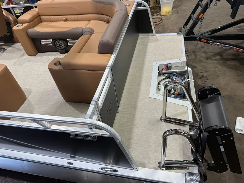 Slide: The Image of Tahoe LTZ 2385 Elite Cruise & Honda 4-Stroke EFI 2026 - 5