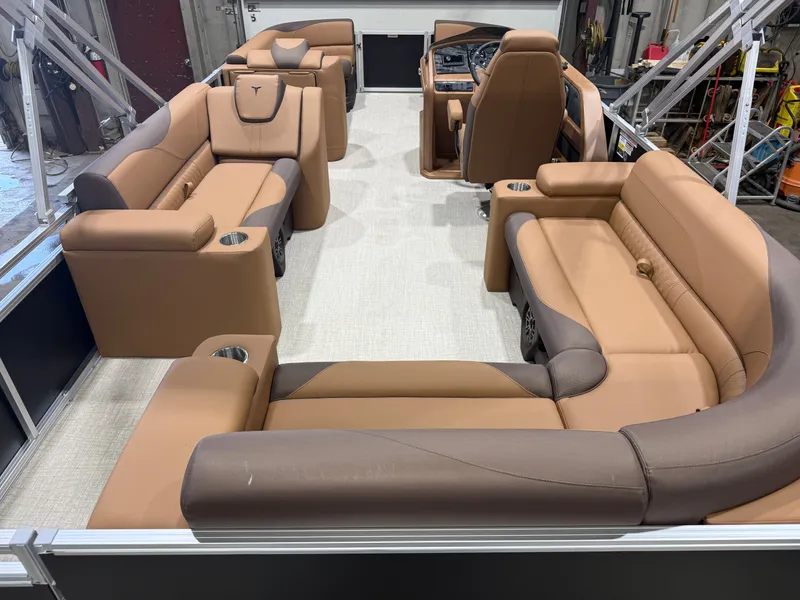 Slide: The Image of Tahoe LTZ 2385 Elite Cruise & Honda 4-Stroke EFI 2026 - 6