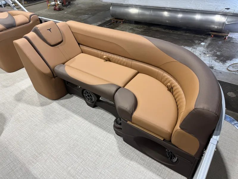 Slide: The Image of Tahoe LTZ 2385 Elite Cruise & Honda 4-Stroke EFI 2026 - 9