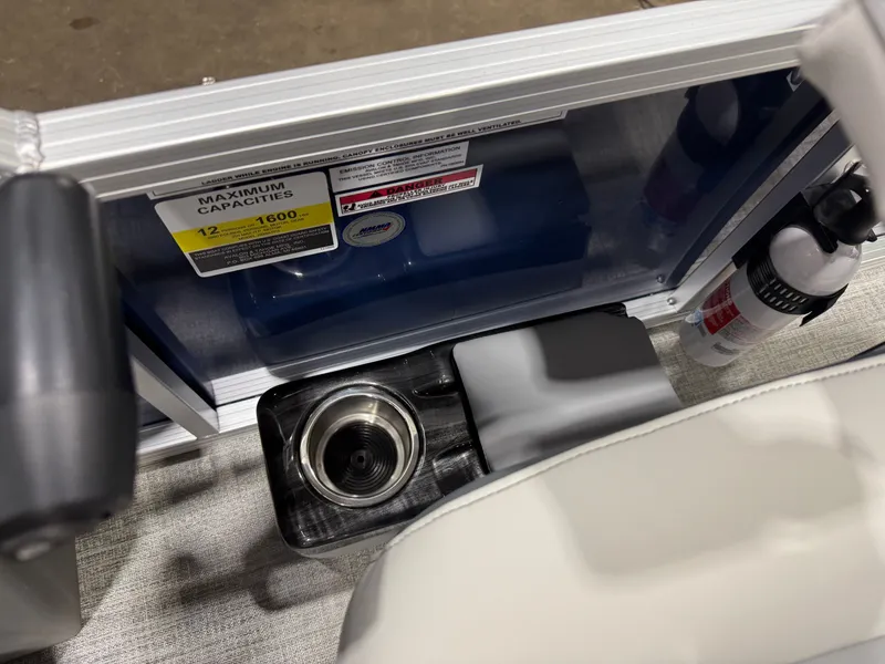 Slide: The Image of Tahoe Sport 2385 Swingback (VRB) Tritoon & Honda 4-Stroke EFI 2026 - 14