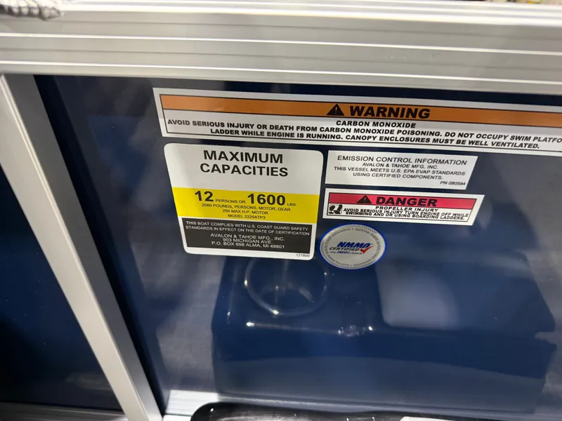 Slide: The Image of Tahoe Sport 2385 Swingback (VRB) Tritoon & Honda 4-Stroke EFI 2026 - 15