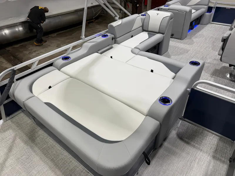 Slide: The Image of Tahoe Sport 2385 Swingback (VRB) Tritoon & Honda 4-Stroke EFI 2026 - 19