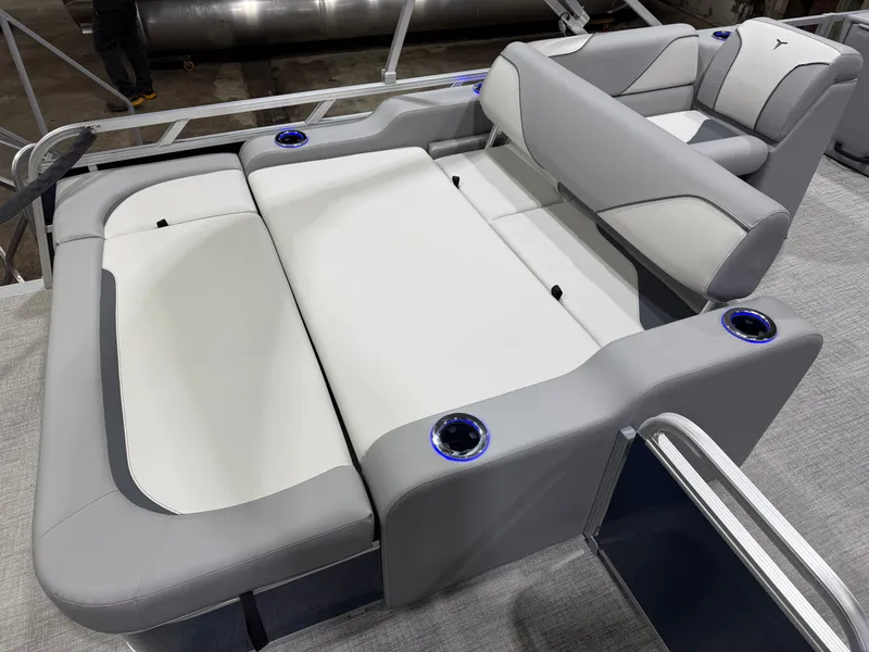 Slide: The Image of Tahoe Sport 2385 Swingback (VRB) Tritoon & Honda 4-Stroke EFI 2026 - 22