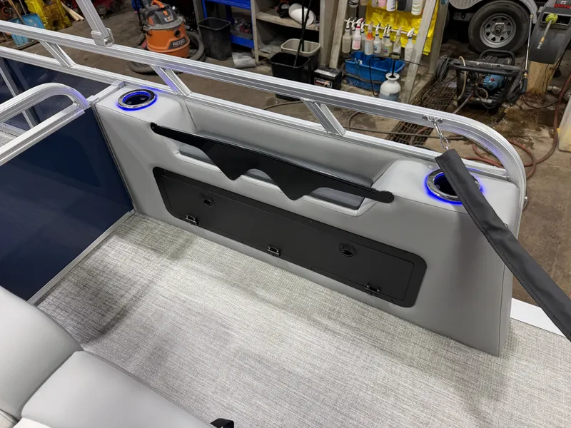 Slide: The Image of Tahoe Sport 2385 Swingback (VRB) Tritoon & Honda 4-Stroke EFI 2026 - 23