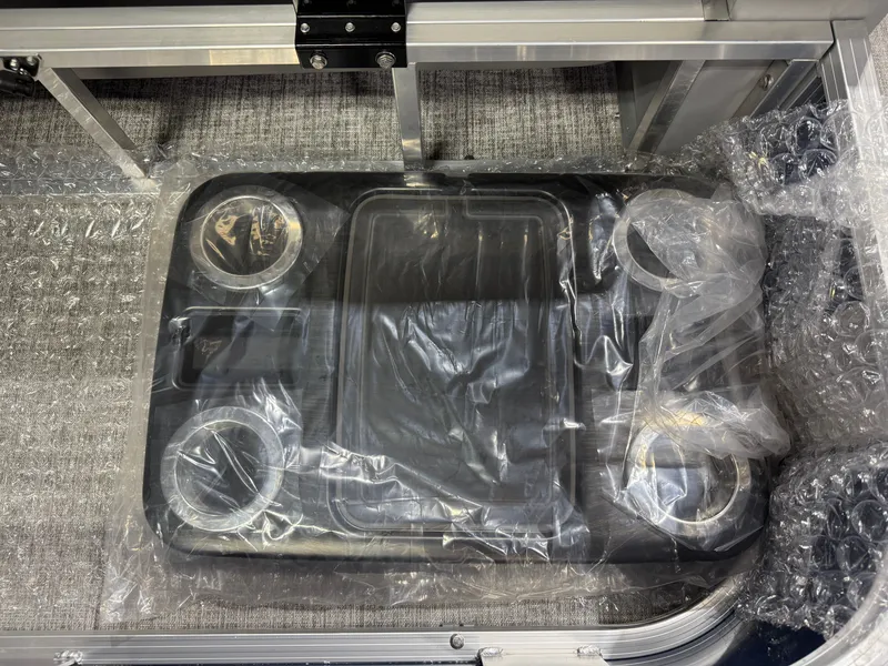 Slide: The Image of Tahoe Sport 2385 Swingback (VRB) Tritoon & Honda 4-Stroke EFI 2026 - 52