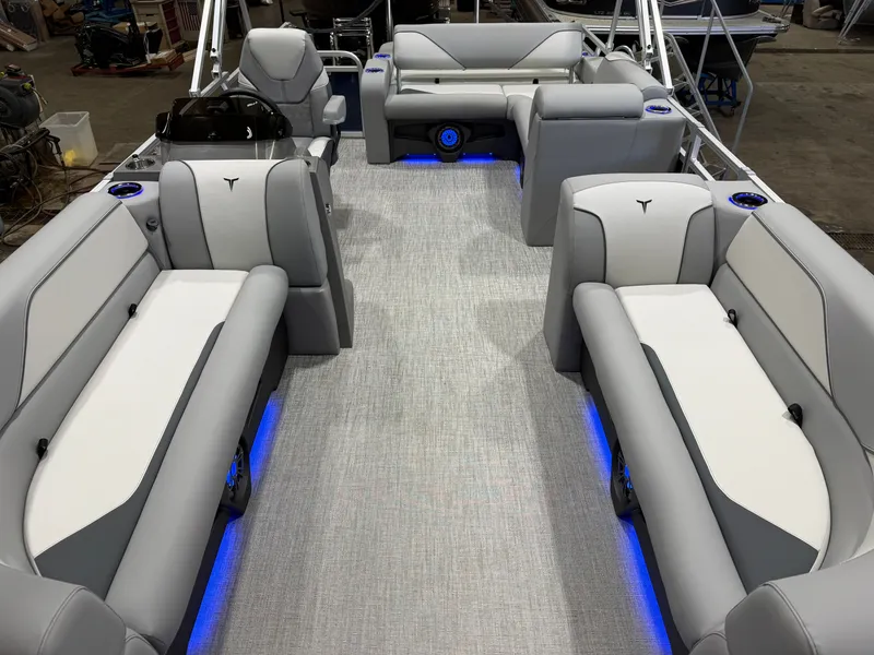 Slide: The Image of Tahoe Sport 2385 Swingback (VRB) Tritoon & Honda 4-Stroke EFI 2026 - 6