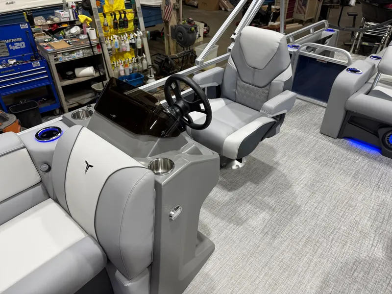 Slide: The Image of Tahoe Sport 2385 Swingback (VRB) Tritoon & Honda 4-Stroke EFI 2026 - 9