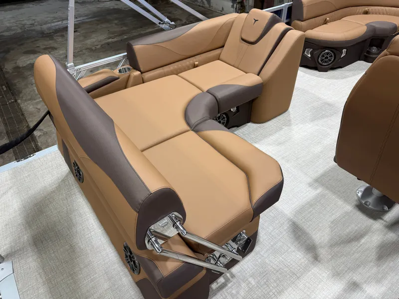 Slide: The Image of Tahoe LTZ 1985 Cruise Rear Bench (CRB) & Honda 4-Stroke EFI 2026 - 17