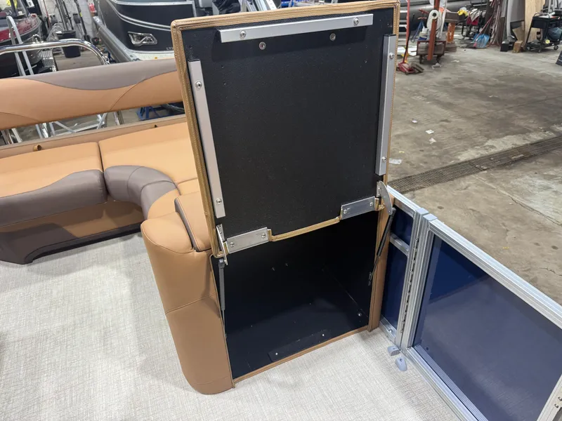 Slide: The Image of Tahoe LTZ 1985 Cruise Rear Bench (CRB) & Honda 4-Stroke EFI 2026 - 24