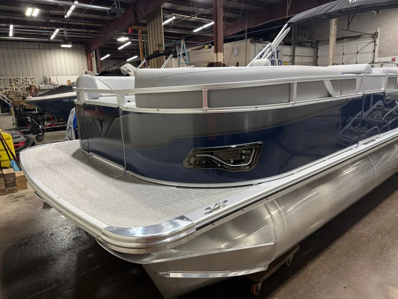 Slide: The Image of Tahoe Sport 2385 200HP VRB Swingback Tritoon 2026 - 37