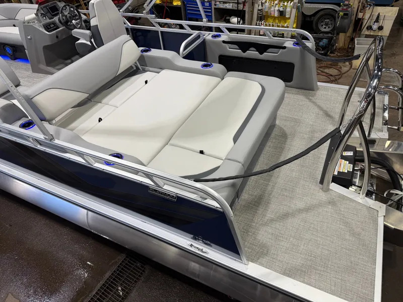 Slide: The Image of Tahoe Sport 2385 200HP VRB Swingback Tritoon 2026 - 4