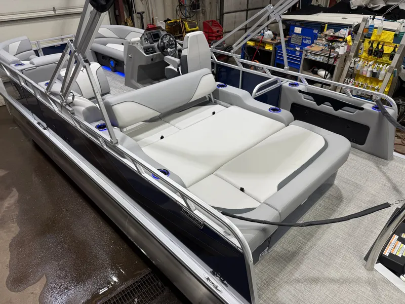 Slide: The Image of Tahoe Sport 2385 200HP VRB Swingback Tritoon 2026 - 41