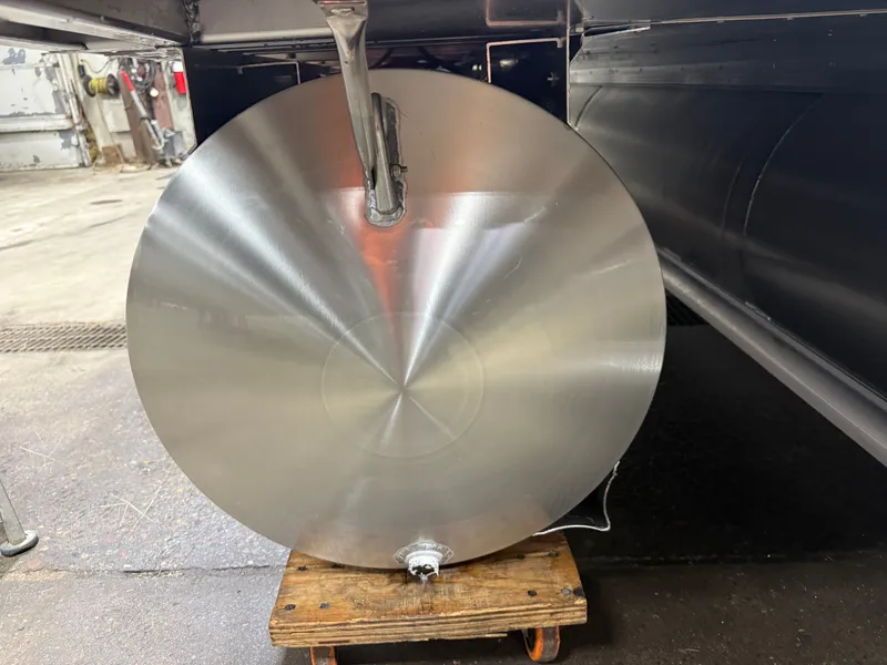 Slide: The Image of Tahoe Sport 2385 200HP VRB Swingback Tritoon 2026 - 42