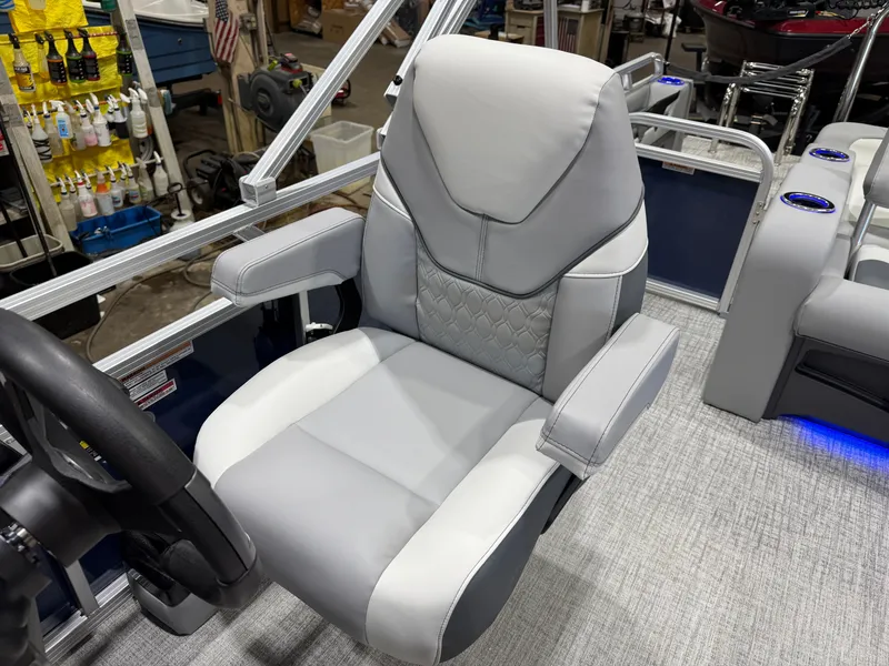 Slide: The Image of Tahoe Sport 2385 Swingback (VRB) Tritoon & Honda 4-Stroke EFI 2026 - 10