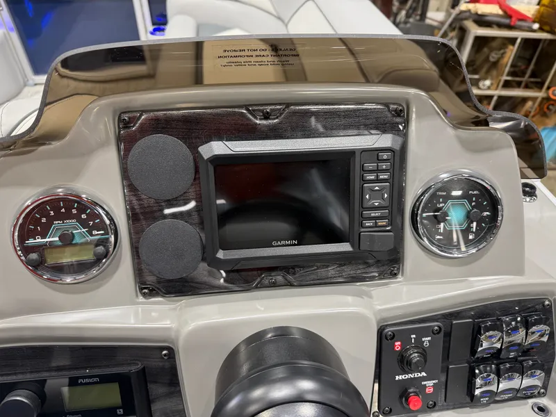 Slide: The Image of Tahoe Sport 2385 Swingback (VRB) Tritoon & Honda 4-Stroke EFI 2026 - 13