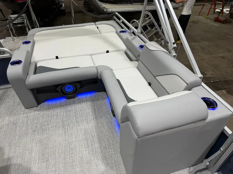 Slide: The Image of Tahoe Sport 2385 Swingback (VRB) Tritoon & Honda 4-Stroke EFI 2026 - 18