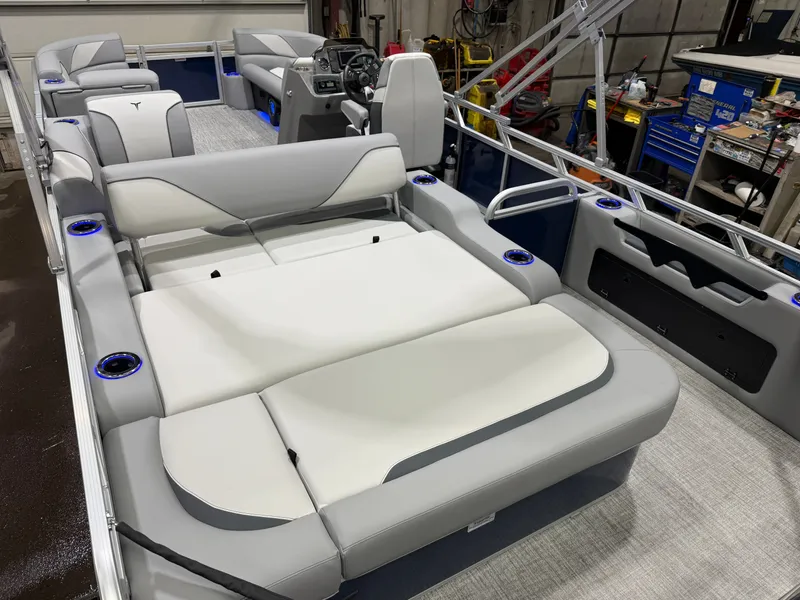 Slide: The Image of Tahoe Sport 2385 Swingback (VRB) Tritoon & Honda 4-Stroke EFI 2026 - 20