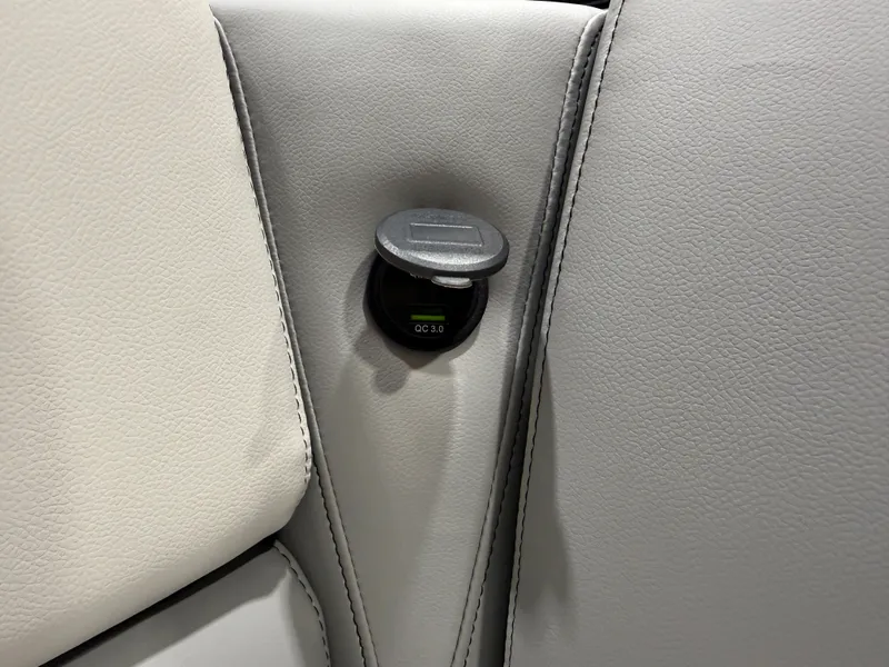 Slide: The Image of Tahoe Sport 2385 Swingback (VRB) Tritoon & Honda 4-Stroke EFI 2026 - 31