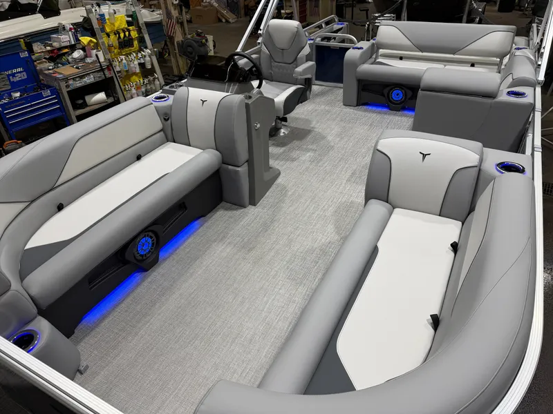 Slide: The Image of Tahoe Sport 2385 Swingback (VRB) Tritoon & Honda 4-Stroke EFI 2026 - 32