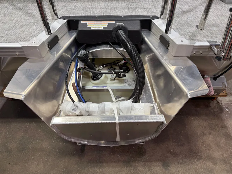 Slide: The Image of Tahoe Sport 2385 Swingback (VRB) Tritoon & Honda 4-Stroke EFI 2026 - 44